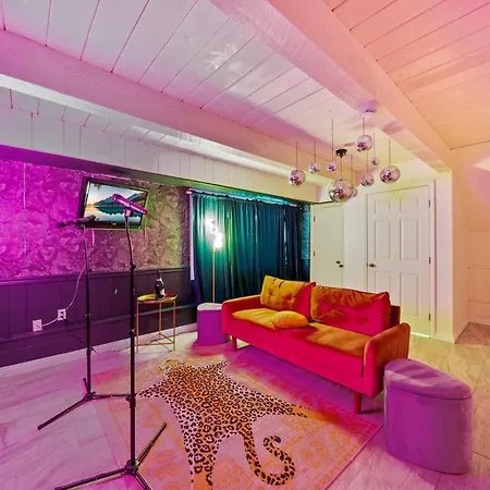 Sunshine Villa: Karaoke, Pool, Spa & Arcades